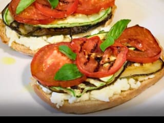 Imagem ilustrativa da receita BRUSCHETTA COM LEGUMES GRELHADOS E QUEIJO