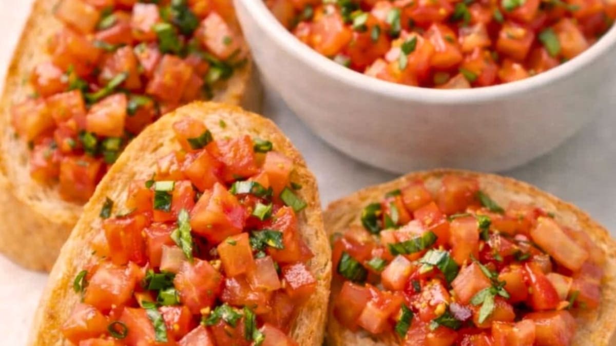 Imagem ilustrativa da receita BRUSCHETTA DE TOMATE E MANJERICÃO