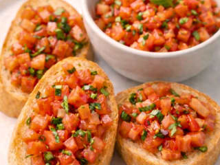 Imagem ilustrativa da receita BRUSCHETTA DE TOMATE E MANJERICÃO