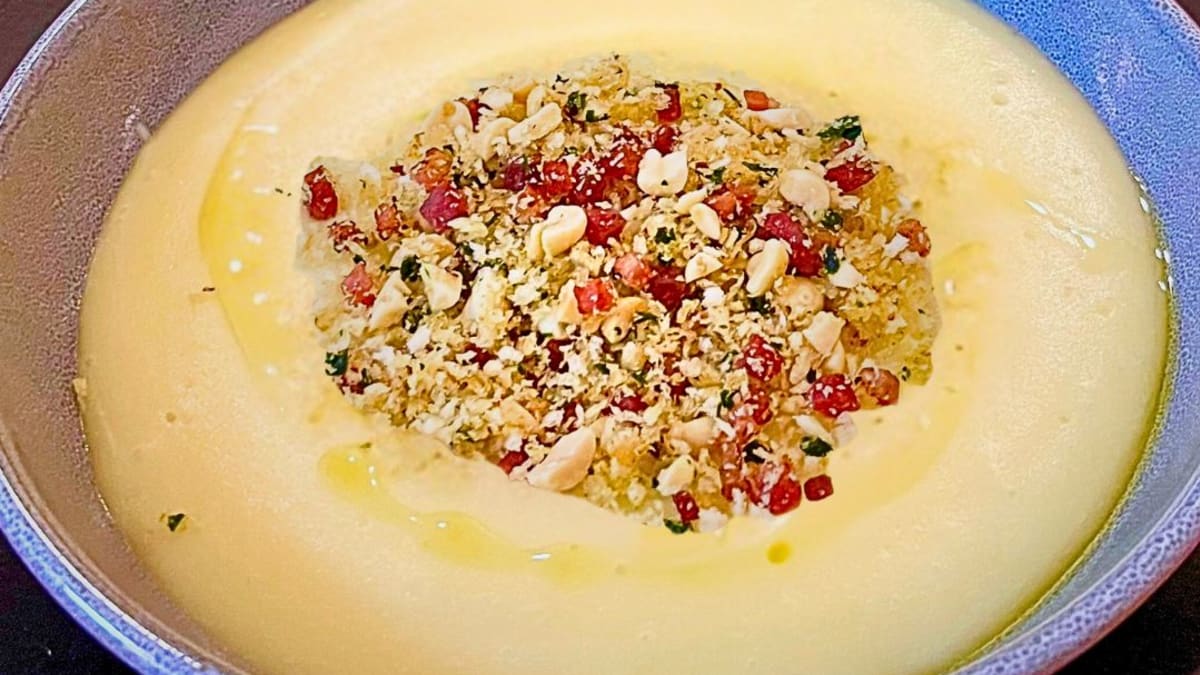 Imagem ilustrativa da receita SOPA CREMOSA DE MANDIOCA COM FAROFA CROCANTE