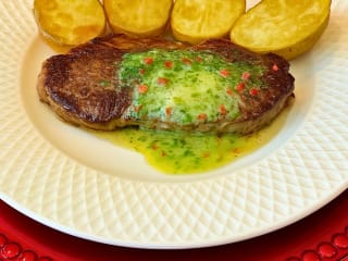 Imagem ilustrativa da receita CONTRA-FILÉ GRELHADO (ENTRECÔTE) COM MANTEIGA DE ERVAS