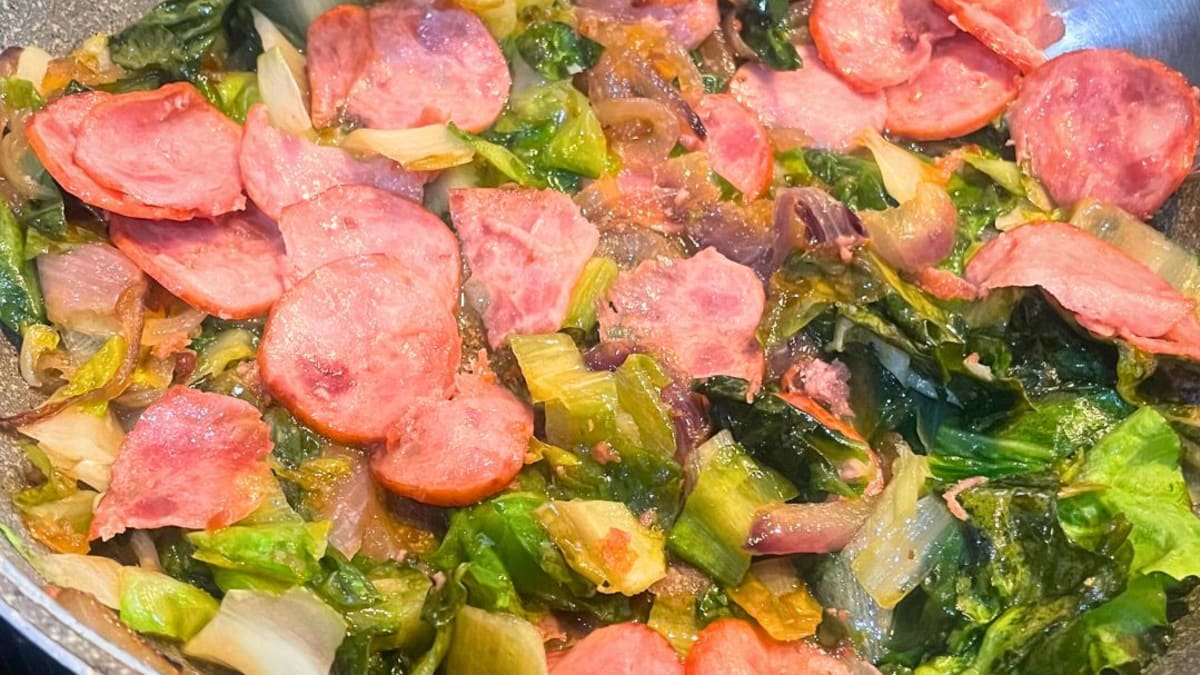 Imagem ilustrativa da receita ESCAROLA REFOGADA COM CEBOLA CARAMELIZADA E CALABRESA