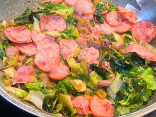Imagem ilustrativa da receita ESCAROLA REFOGADA COM CEBOLA CARAMELIZADA E CALABRESA
