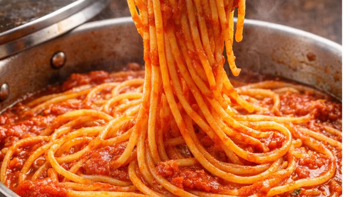 Imagem ilustrativa da receita MACARRÃO COM MOLHO DE TOMATE EM UMA PANELA