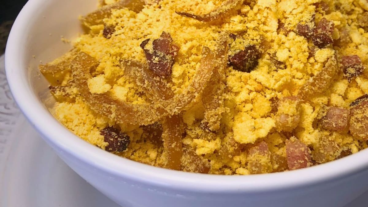 Imagem ilustrativa da receita FAROFA DE FARINHA DE MILHO COM BACON E CEBOLA CARAMELIZADA