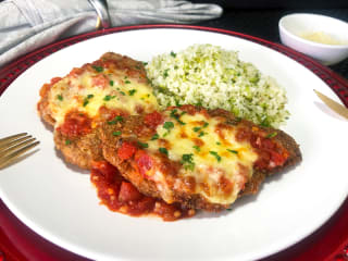 Imagem ilustrativa da receita FILÉ DE FRANGO À PARMEGIANA COM ARROZ COLORIDO DE COUVE-FLOR