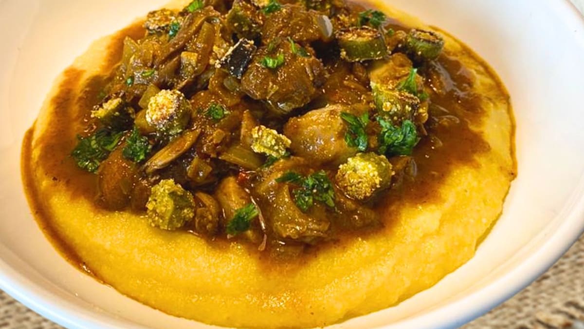 Imagem ilustrativa da receita FRANGO ENSOPADO COM POLENTA E QUIABO CROCANTE
