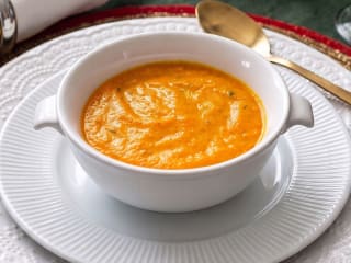 Imagem ilustrativa da receita GASPACHO GELADO DE TOMATE E PIMENTÃO AO CURRY