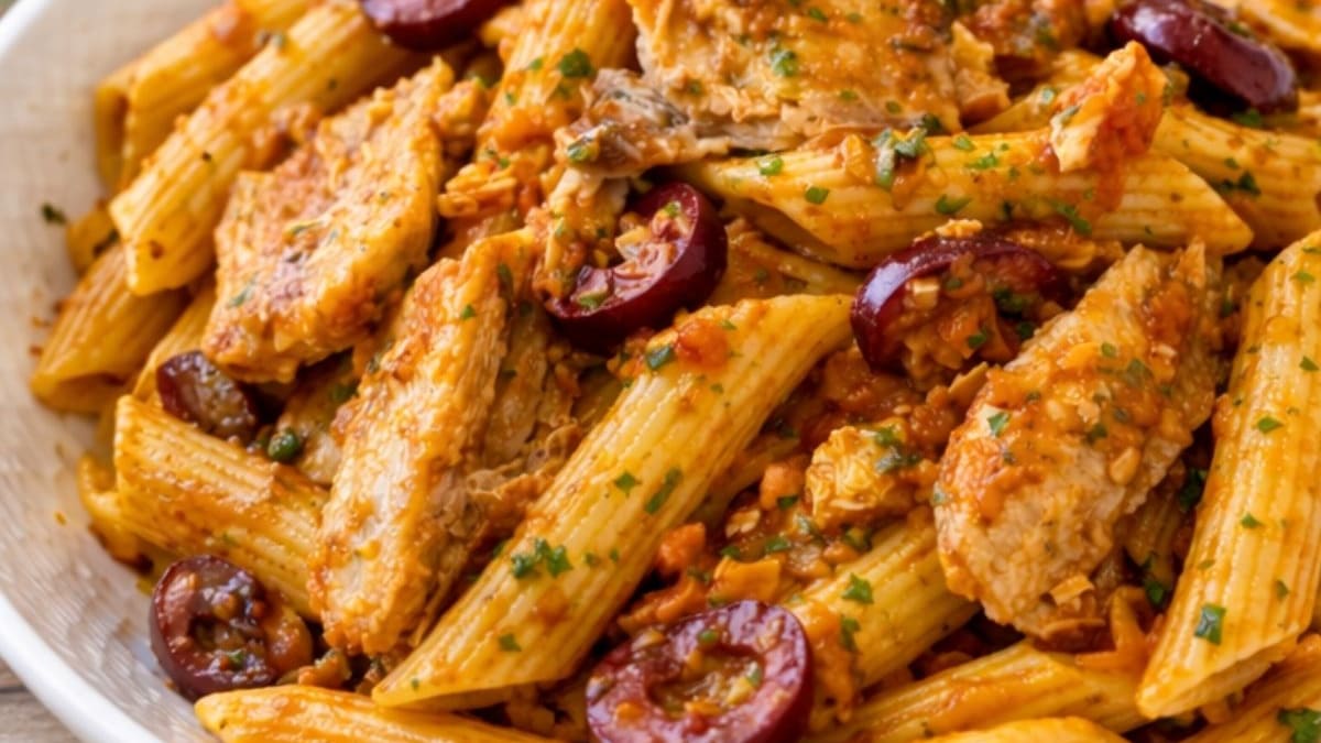 Imagem ilustrativa da receita MACARRÃO COM SARDINHA, TOMATE E AZEITONA RÁPIDO
