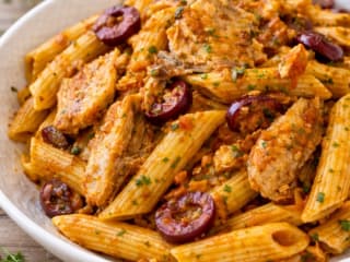 Imagem ilustrativa da receita MACARRÃO COM SARDINHA, TOMATE E AZEITONA RÁPIDO