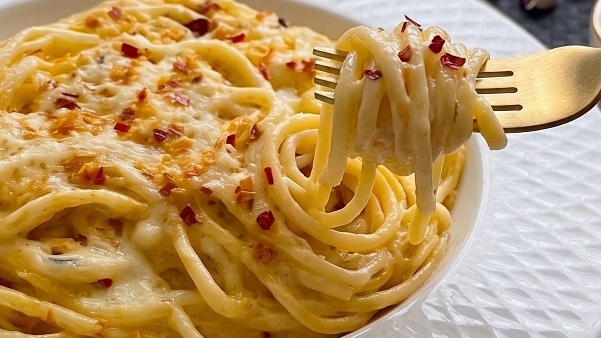 Imagem ilustrativa da receita SPAGHETTI AO MOLHO CREMOSO DE ALHO E ÓLEO