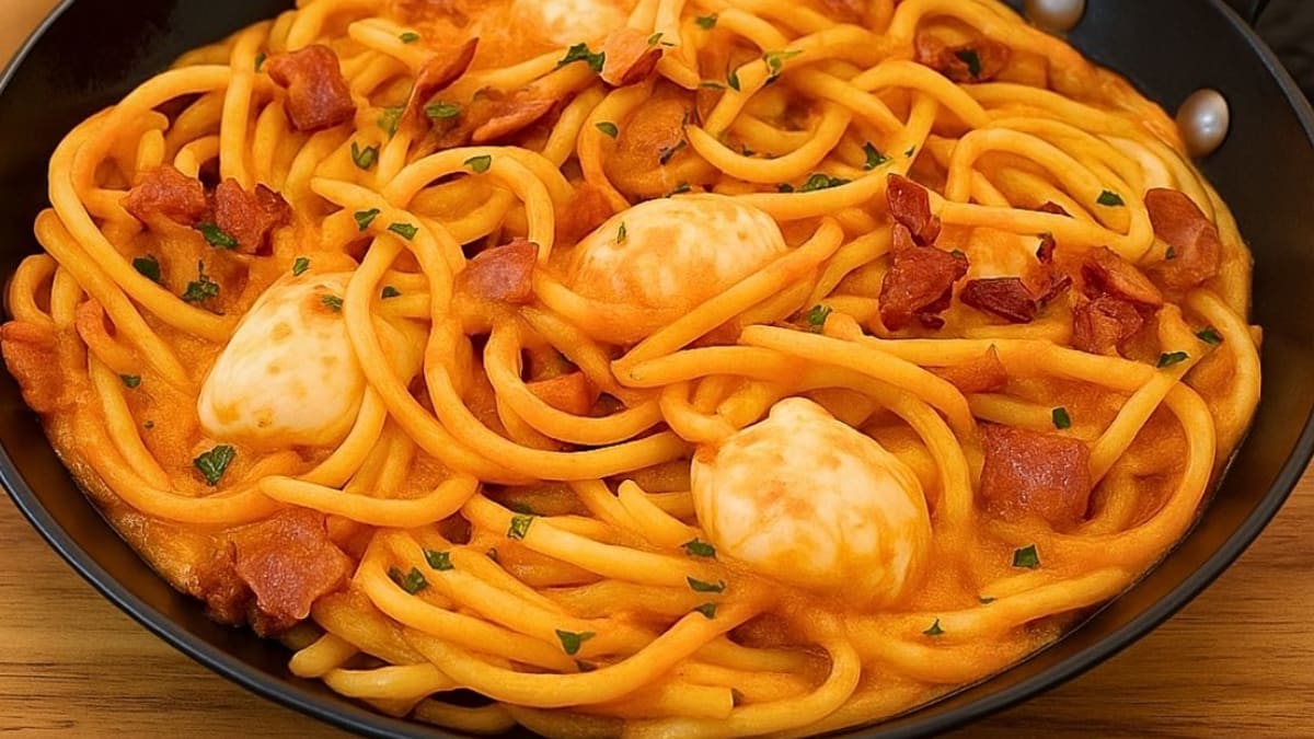 Imagem ilustrativa da receita MACARRÃO CREMOSO COM BACON EM UMA PANELA