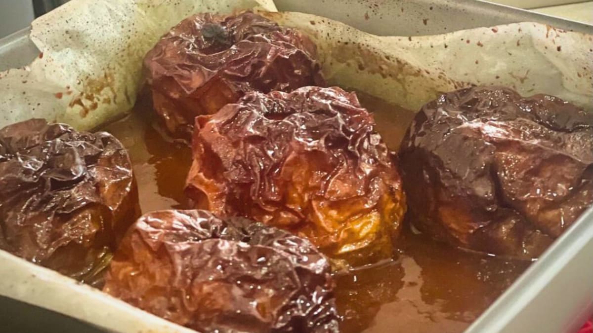 Imagem ilustrativa da receita MAÇÃS ASSADAS COM CANELA E LIMÃO E CRUMBLE DE GENGIBRE