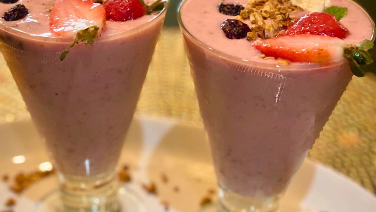 Imagem ilustrativa da receita MILK SHAKE SAUDÁVEL DE BANANA E MORANGO