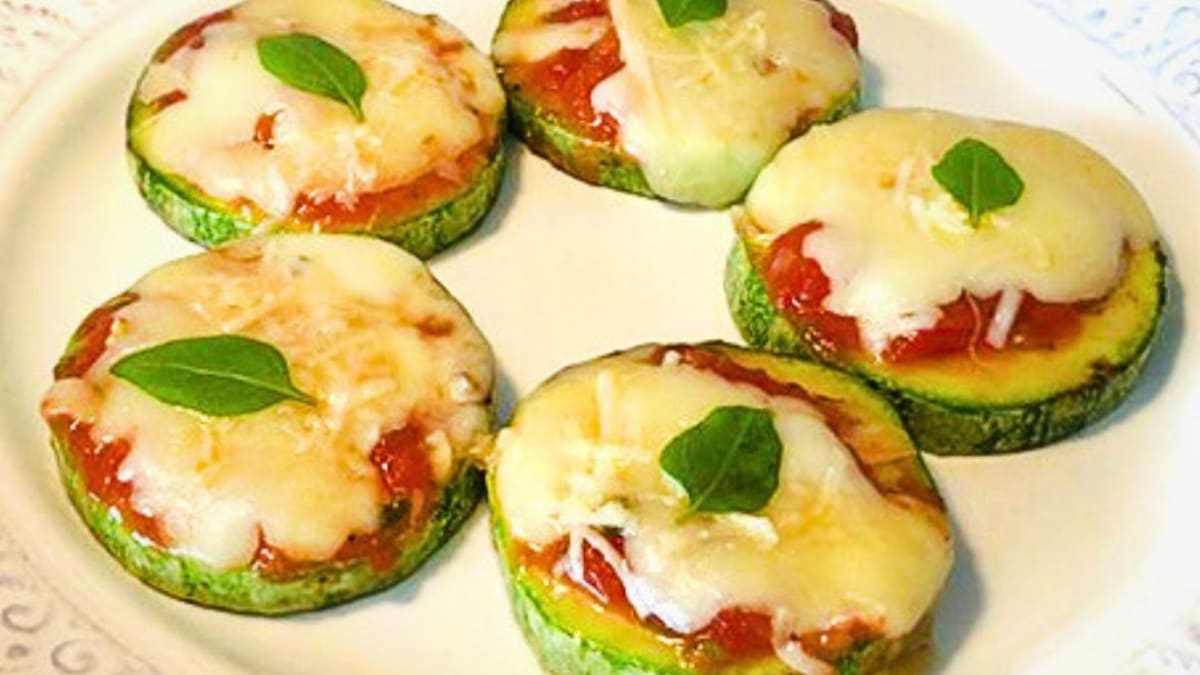 Imagem ilustrativa da receita MINI PIZZA DE ABOBRINHA COM MUÇARELA
