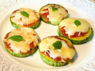 Imagem ilustrativa da receita MINI PIZZA DE ABOBRINHA COM MUÇARELA