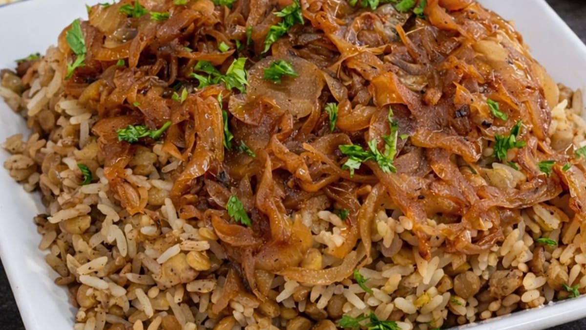 Imagem ilustrativa da receita MJADRA TRADICIONAL COM ARROZ, LENTILHAS E CEBOLA