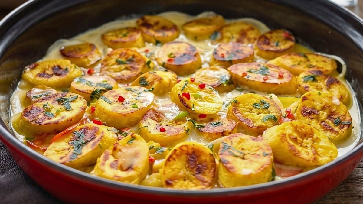 Imagem ilustrativa da receita MOQUECA DE BANANA DA TERRA E FAROFA DE LIMÃO
