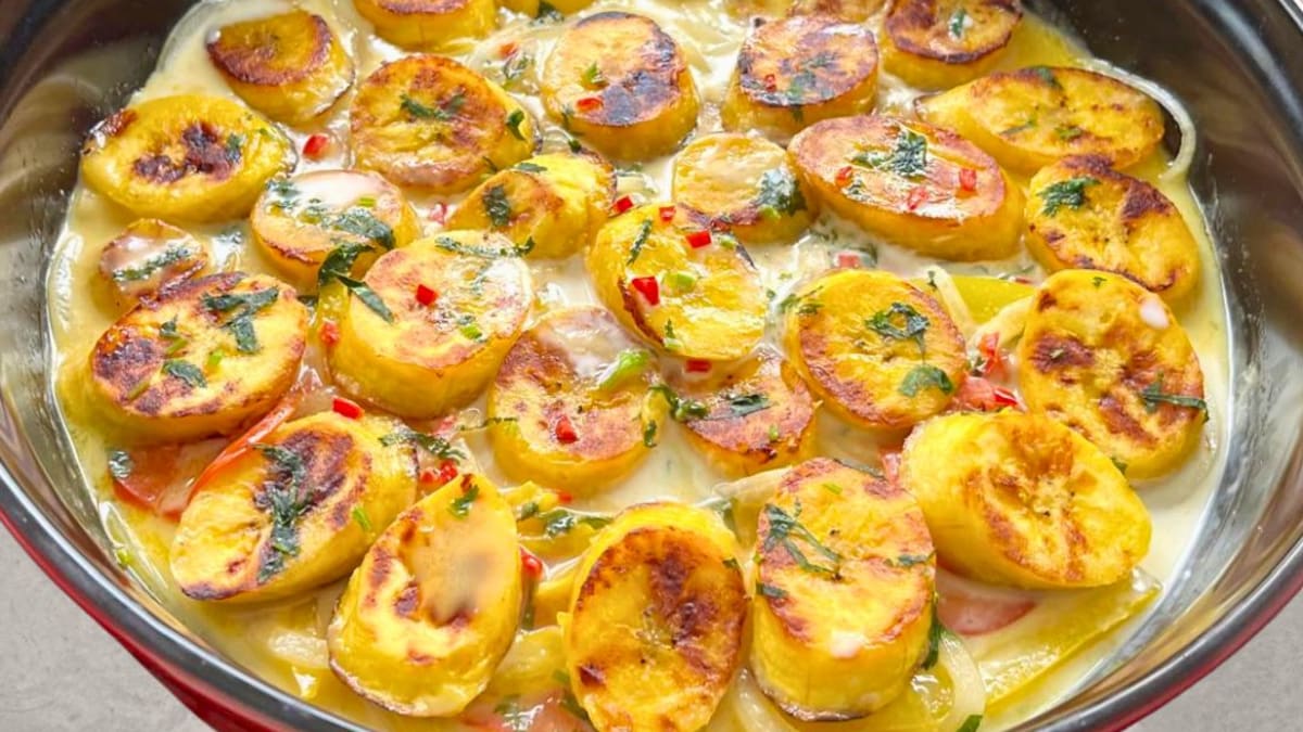 Imagem ilustrativa da receita MOQUECA DE BANANA DA TERRA E FAROFA DE LIMÃO