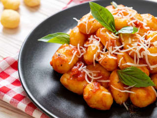 Imagem ilustrativa da receita NHOQUE DE BATATA AO MOLHO DE TOMATE COM MANJERICÃO