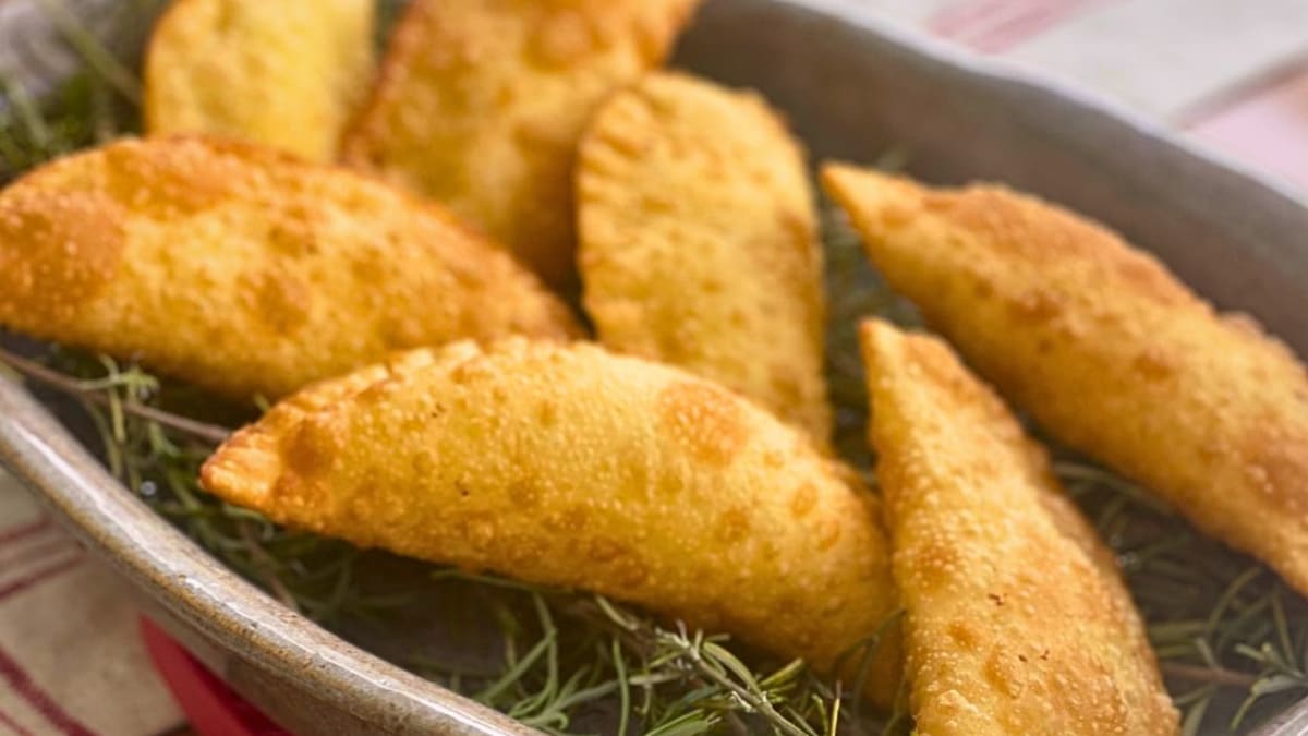 Imagem ilustrativa da receita PASTEL DE QUEIJO COALHO COM ALECRIM