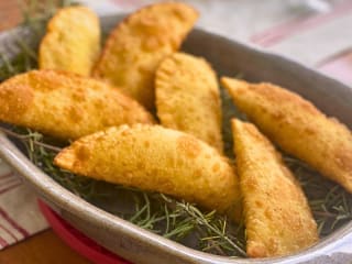 Imagem ilustrativa da receita PASTEL DE QUEIJO COALHO COM ALECRIM