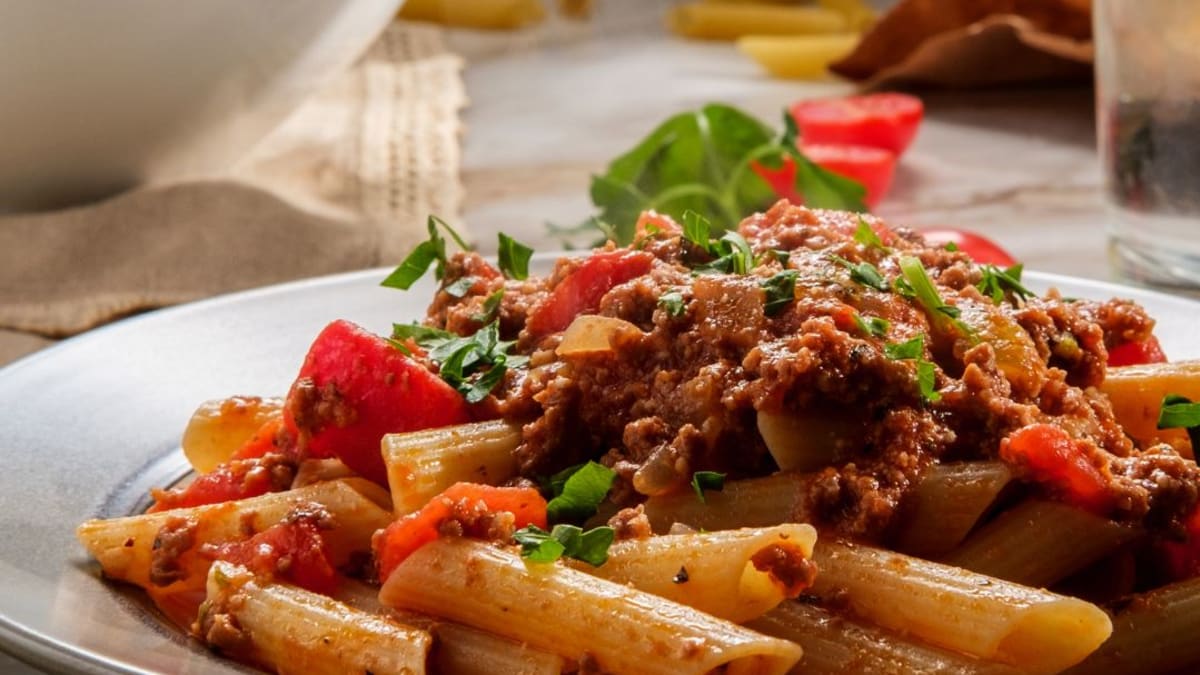 Imagem ilustrativa da receita PENNE COM RAGU DE LINGUIÇA E ERVA-DOCE