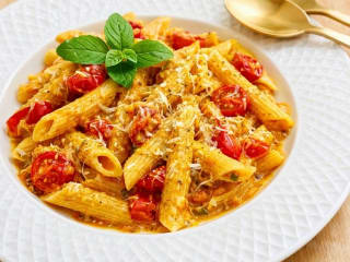 Imagem ilustrativa da receita PENNE RÁPIDO COM MOLHO CREMOSO DE TOMATE E MANJERICÃO
