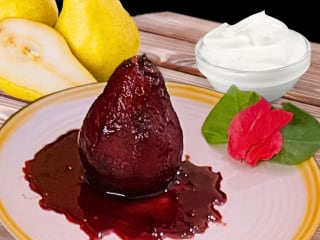 Imagem ilustrativa da receita PERAS AO VINHO E ESPECIARIAS COM IOGURTE