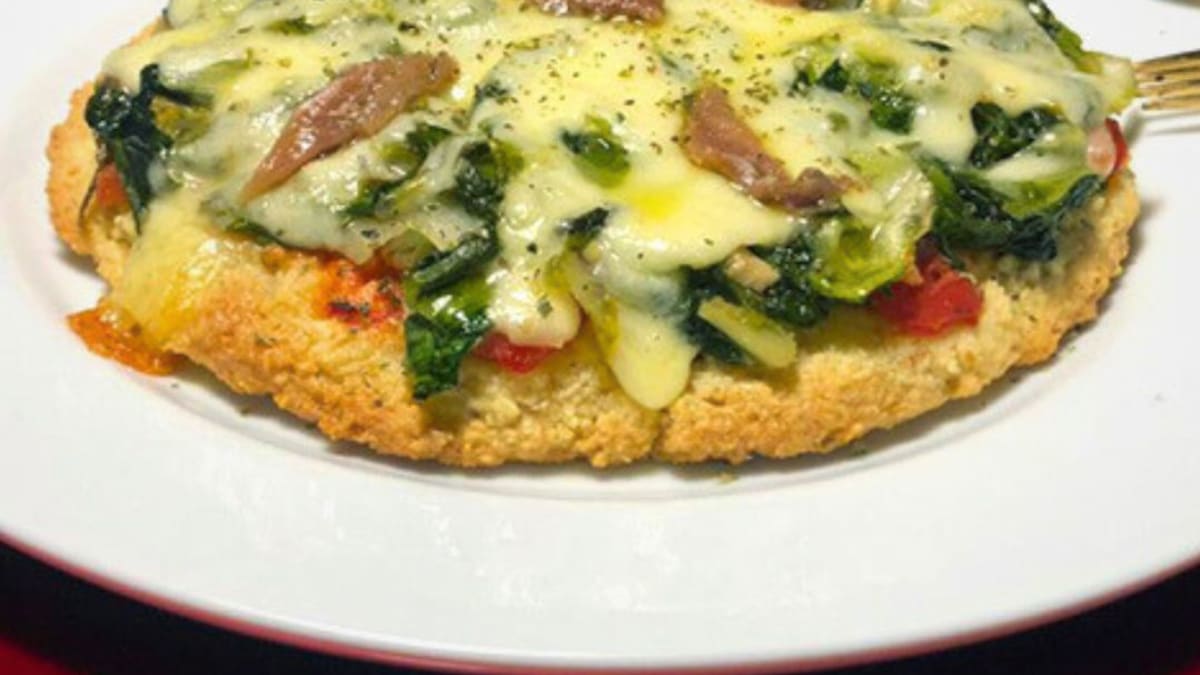 Imagem ilustrativa da receita PIZZA LOW CARB DE ESCAROLA COM ALICHE