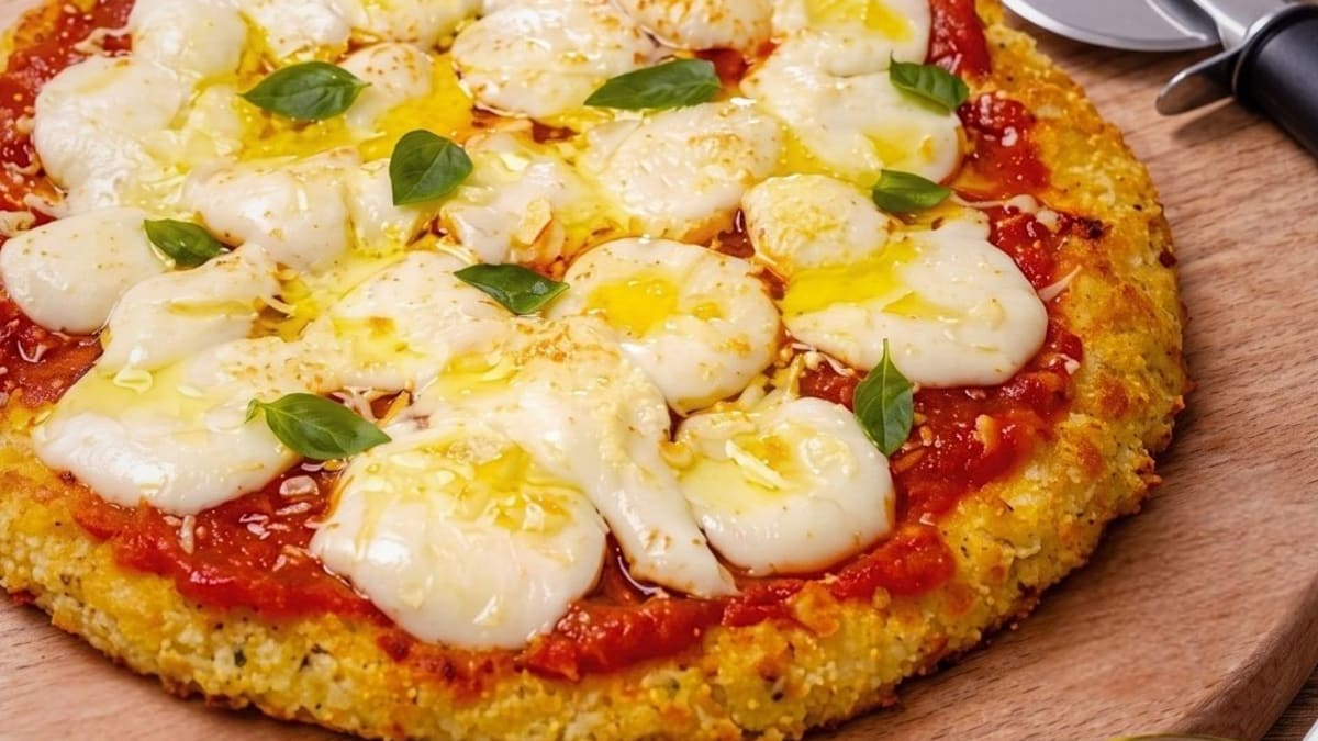 Imagem ilustrativa da receita PIZZA MARGHERITA LOW CARB COM MASSA DE COUVE-FLOR