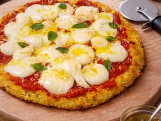 Imagem ilustrativa da receita PIZZA MARGHERITA LOW CARB COM MASSA DE COUVE-FLOR