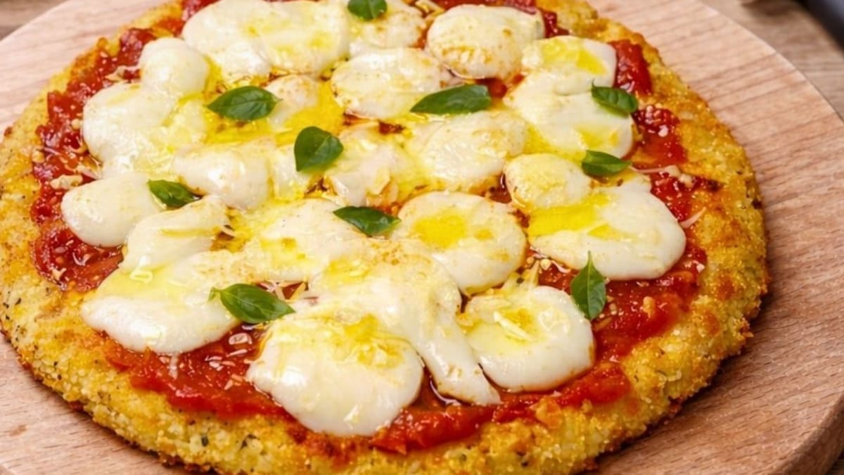 Imagem ilustrativa da receita PIZZA MARGHERITA LOW CARB COM MASSA DE COUVE-FLOR
