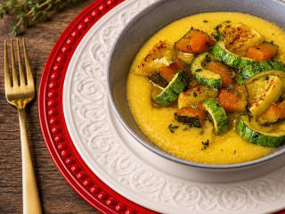 Imagem ilustrativa da receita POLENTA COM ABÓBORA, ABOBRINHA E LARANJA ASSADAS
