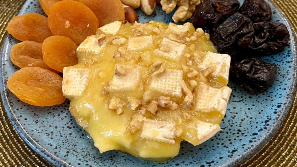 Imagem ilustrativa da receita QUEIJO BRIE NA AIRFRYER COM MEL E NOZES
