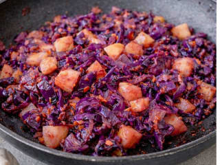 Imagem ilustrativa da receita REPOLHO ROXO COM MAÇÃ