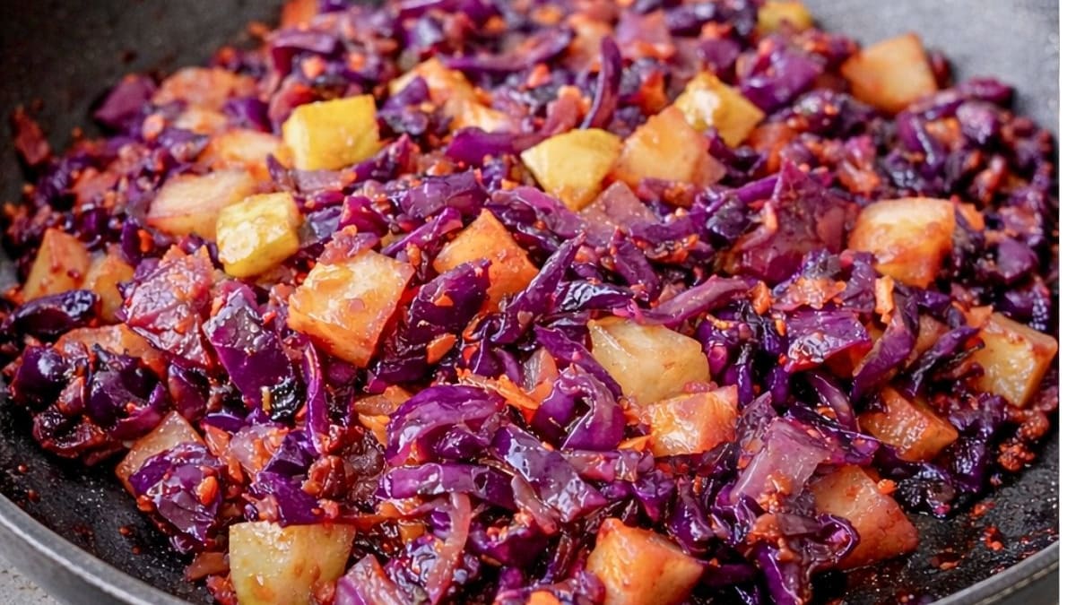 Imagem ilustrativa da receita REPOLHO ROXO REFOGADO COM MAÇÃ VERDE