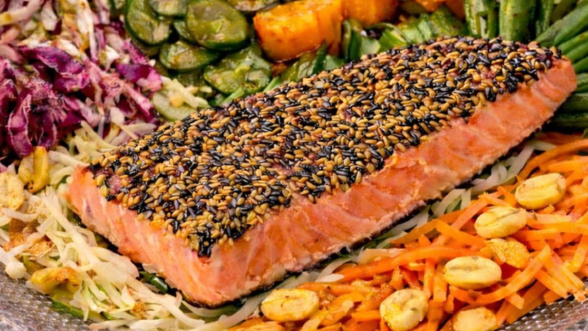 Imagem ilustrativa da receita SALADA ASIÁTICA COM SALMÃO E MOLHO ORIENTAL