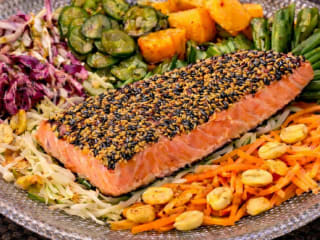 Imagem ilustrativa da receita SALADA ASIÁTICA COM SALMÃO E MOLHO ORIENTAL