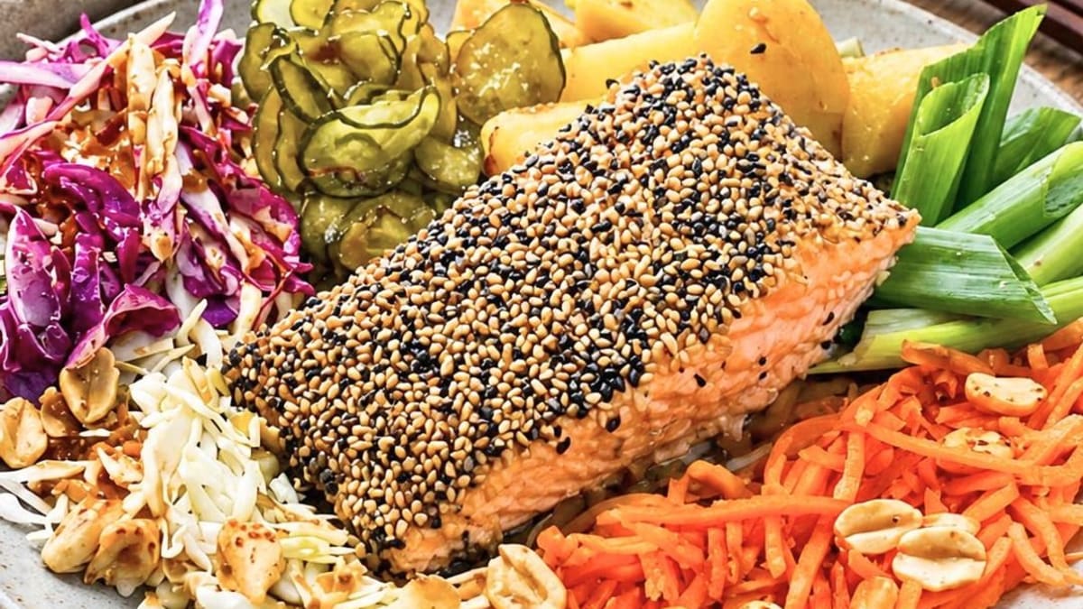 Imagem ilustrativa da receita SALADA ASIÁTICA COM SALMÃO E MOLHO ORIENTAL
