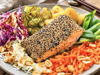 Imagem ilustrativa da receita SALADA ASIÁTICA COM SALMÃO E MOLHO ORIENTAL