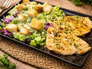Imagem ilustrativa da receita SALADA CAESAR SAUDÁVEL COM FRANGO GRELHADO
