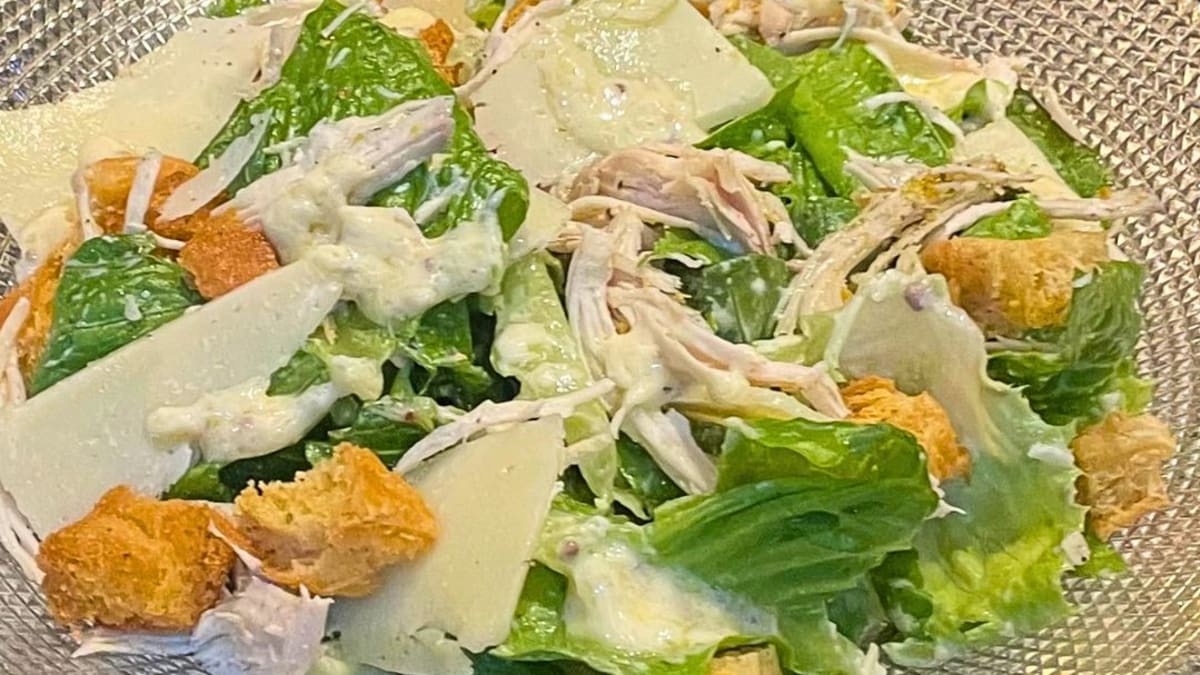 Imagem ilustrativa da receita SALADA CAESAR SAUDÁVEL COM FRANGO DESFIADO