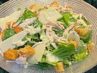 Imagem ilustrativa da receita SALADA CAESAR SAUDÁVEL COM FRANGO DESFIADO