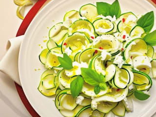 Imagem ilustrativa da receita SALADA DE ABOBRINHA COM QUEIJO BRANCO E  MANJERICÃO