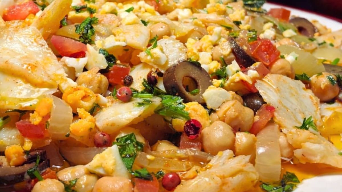 Imagem ilustrativa da receita SALADA DE BACALHAU COM GRÃO DE BICO