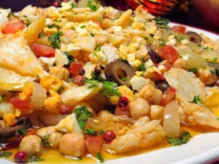 Imagem ilustrativa da receita SALADA DE BACALHAU COM GRÃO DE BICO