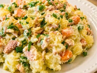 Imagem ilustrativa da receita SALADA DE BATATA COM ATUM E MAIONESE CREMOSA