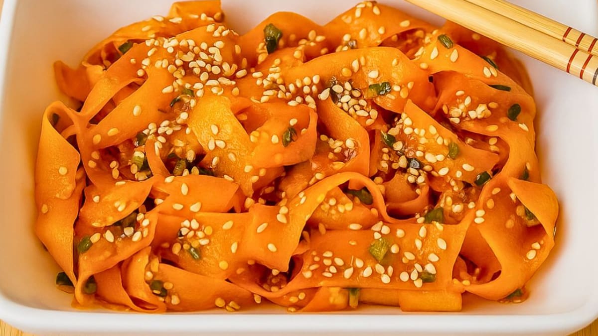Imagem ilustrativa da receita SALADA AGRIDOCE DE CENOURA COM MOLHO ORIENTAL
