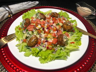Imagem ilustrativa da receita FALAFEL SUPER PRÁTICO COM SALADA COLORIDA E TAHINE